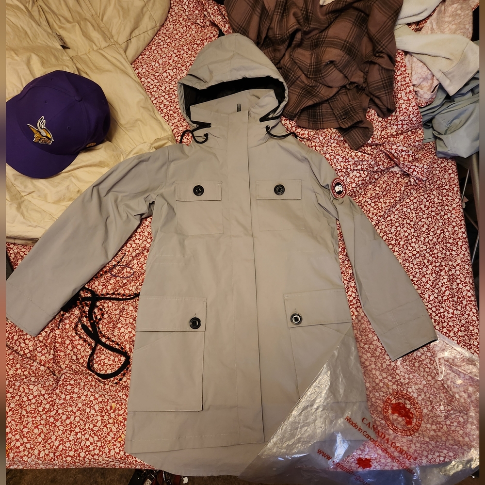 Canada Goose Unisex Rain Jacket Size Small (like new condition)
